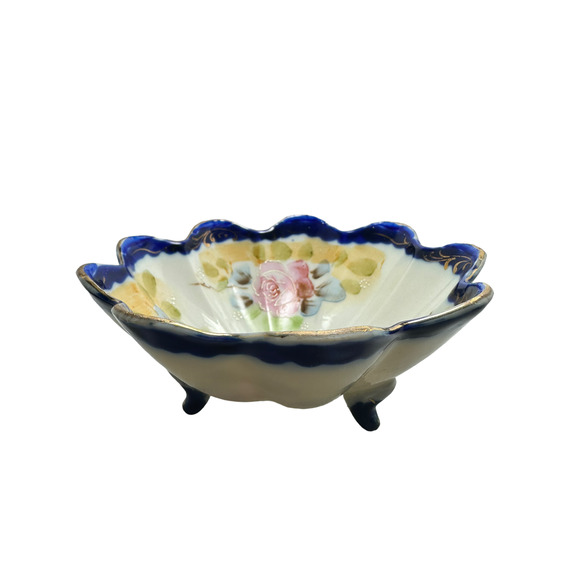 Beautiful! Vintage! Tri-Footed Hand-Painted, Floral Nut or Trinket Dish! - Picture 3 of 11